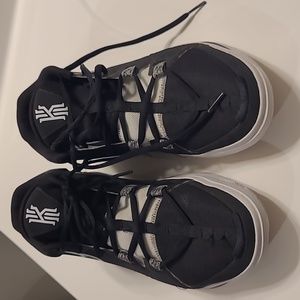 Mens Kyrie Irving Basketball Shoes
